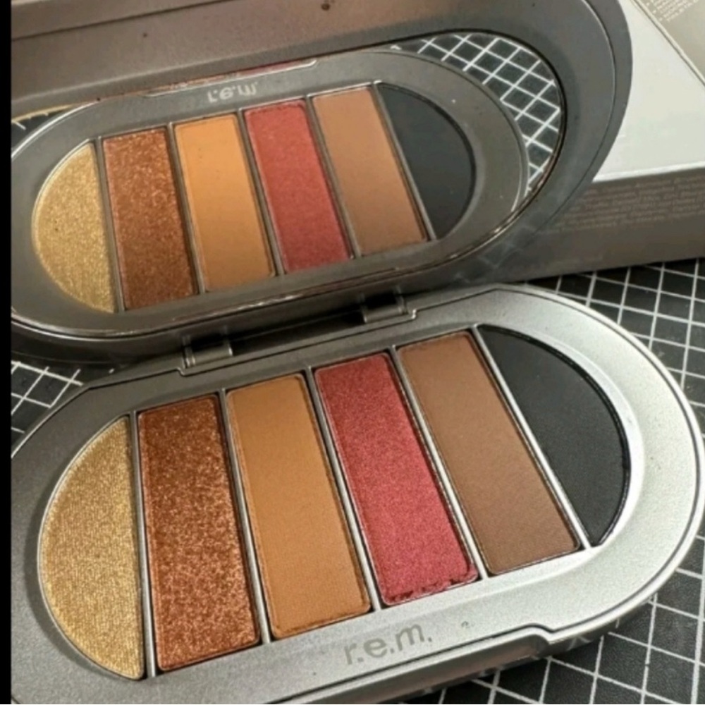 R.E.M. Beauty Midnight Shadow Palette in Principessa Eyeshadow